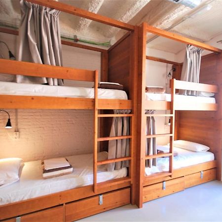 Ten To Go Hostel Barcelona Bagian luar foto