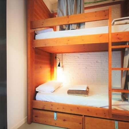 Ten To Go Hostel Barcelona Bagian luar foto