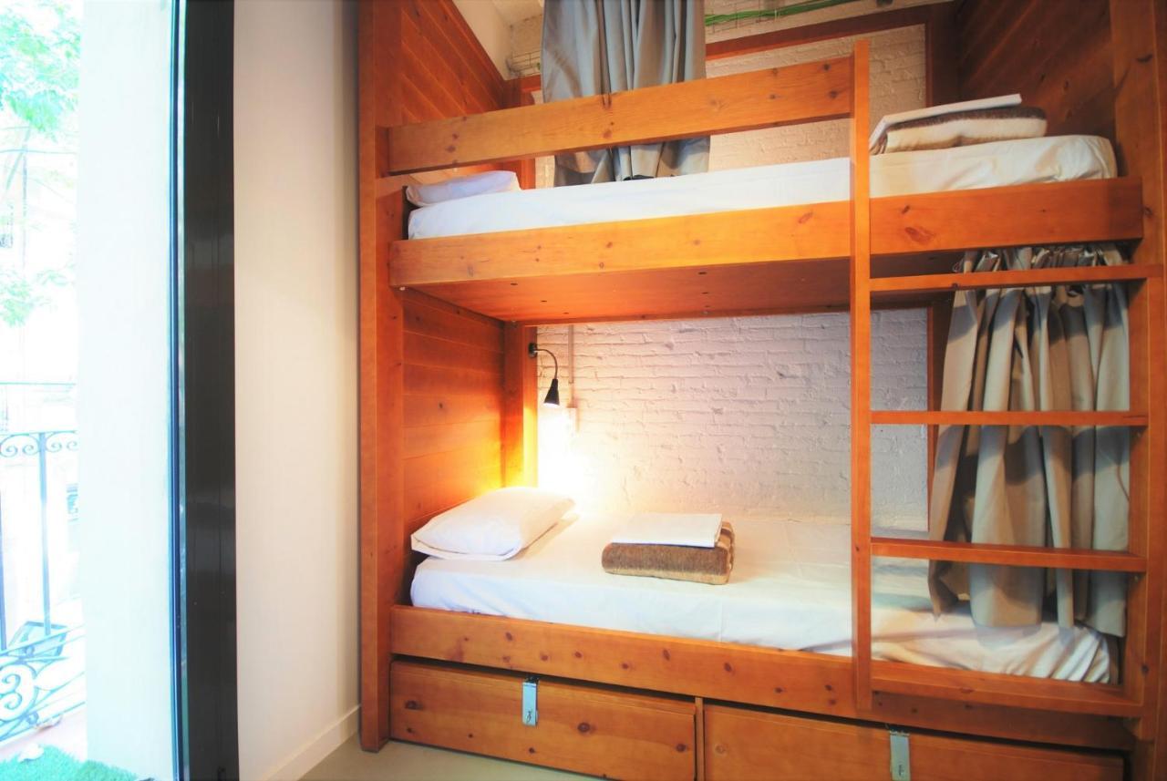 Ten To Go Hostel Barcelona Bagian luar foto