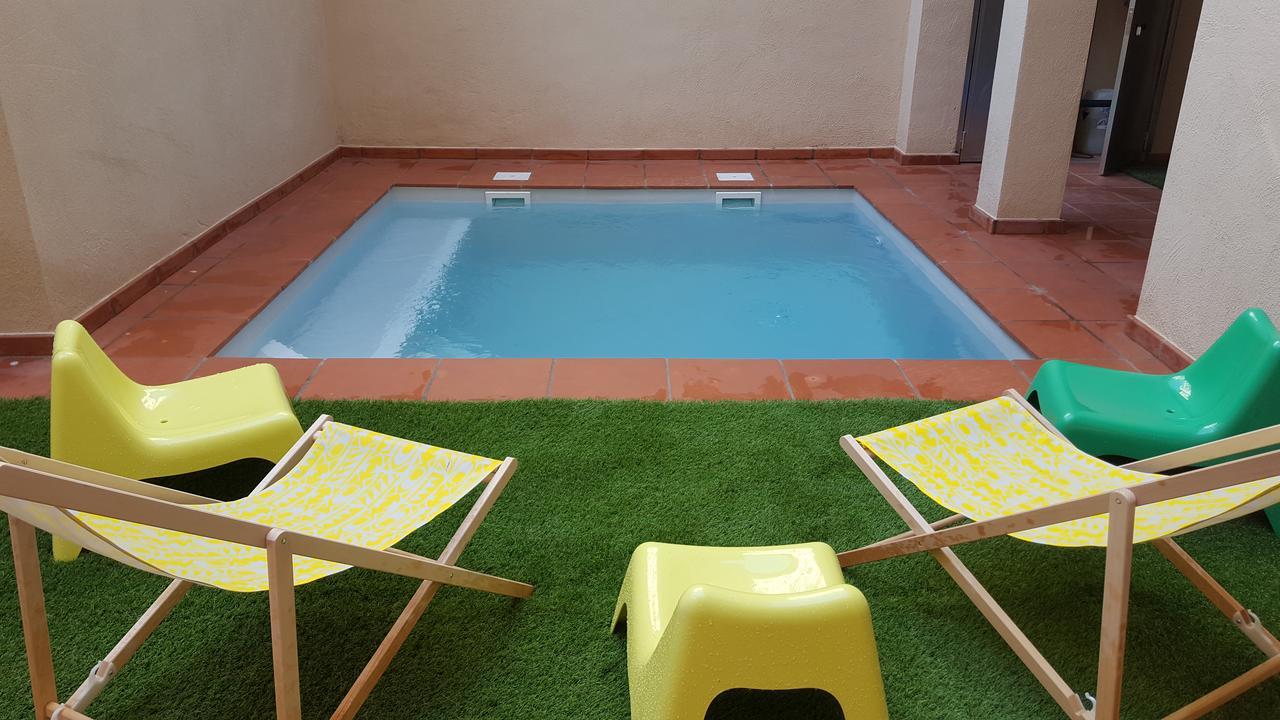 Ten To Go Hostel Barcelona Bagian luar foto