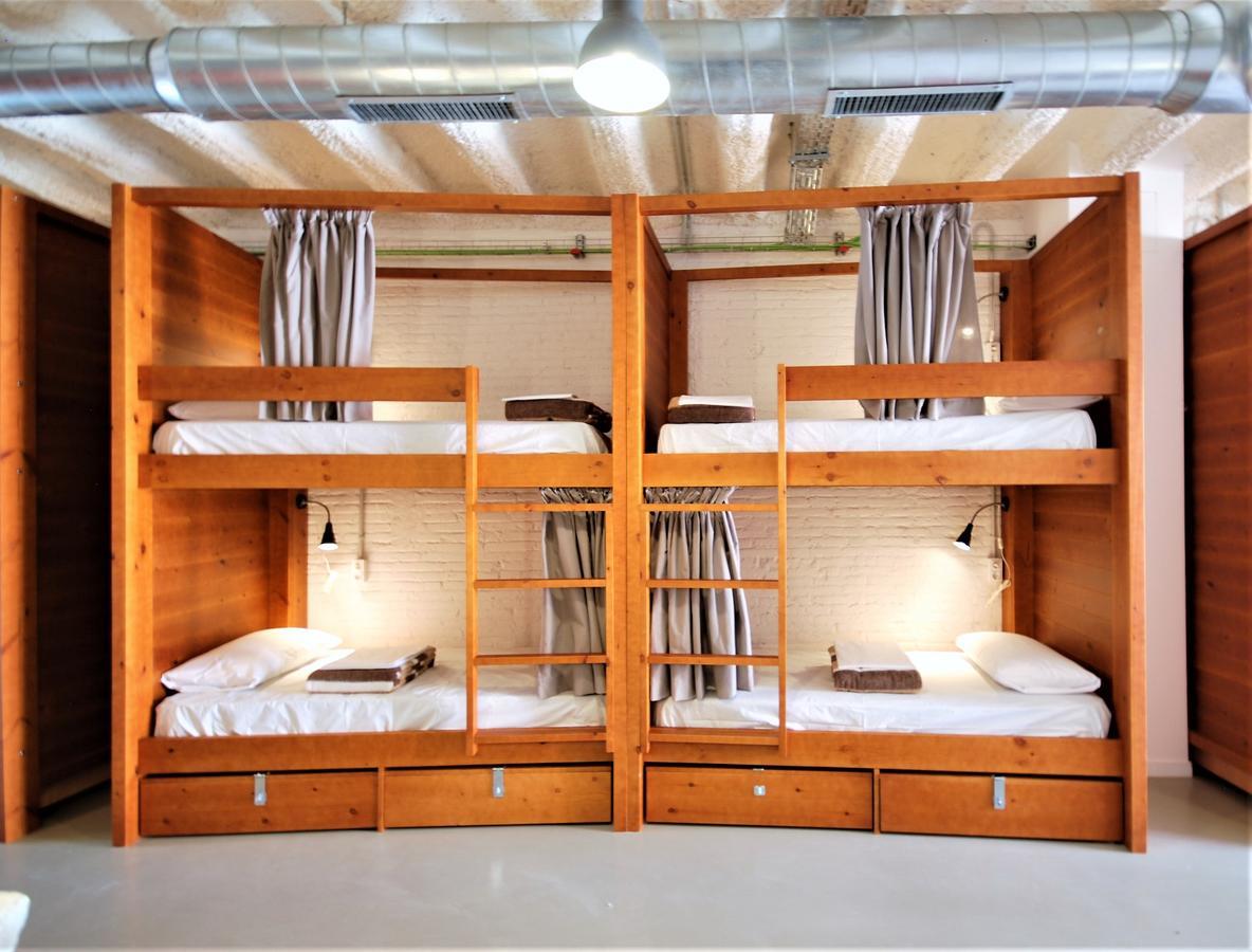 Ten To Go Hostel Barcelona Bagian luar foto
