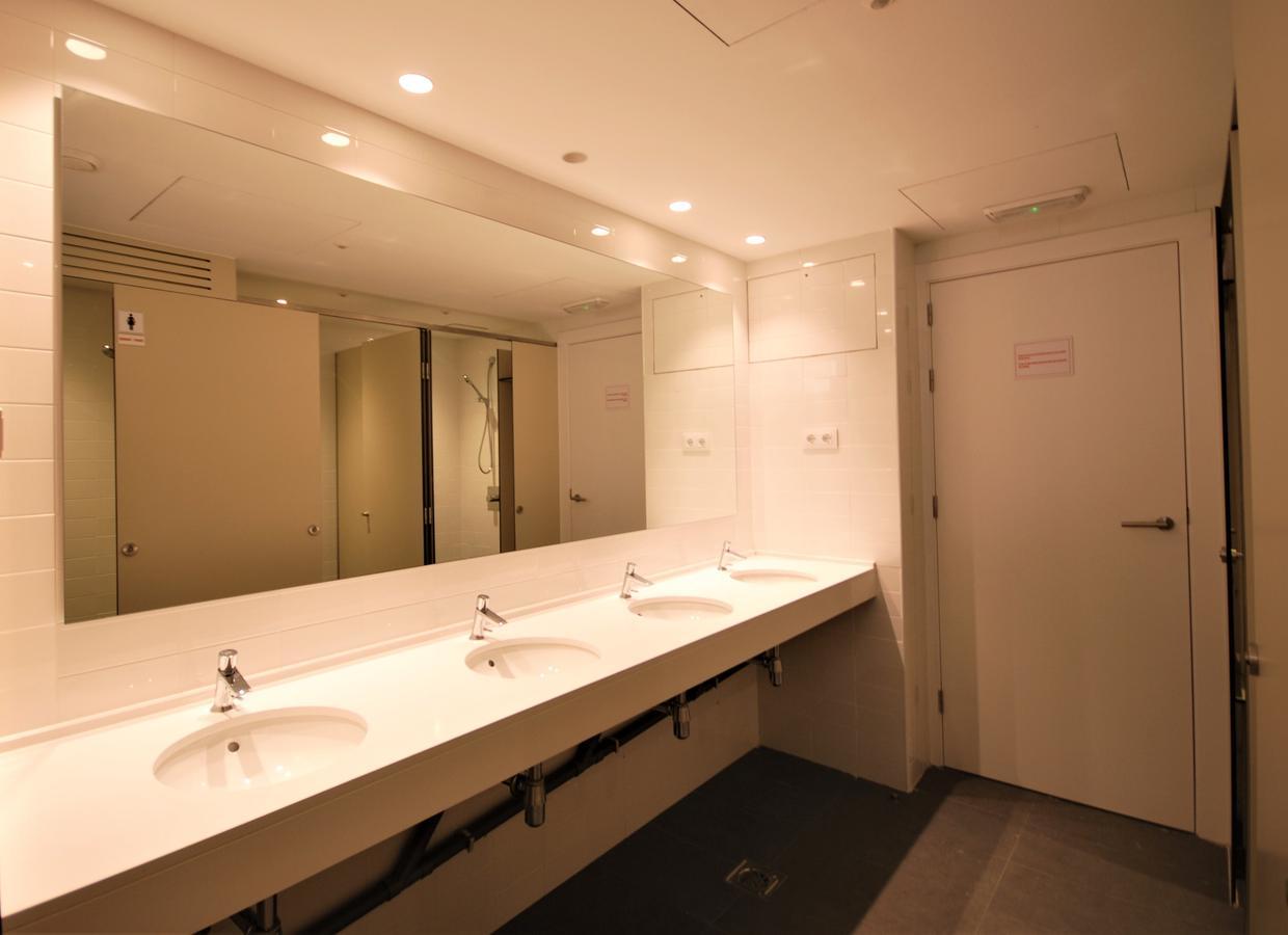 Ten To Go Hostel Barcelona Bagian luar foto