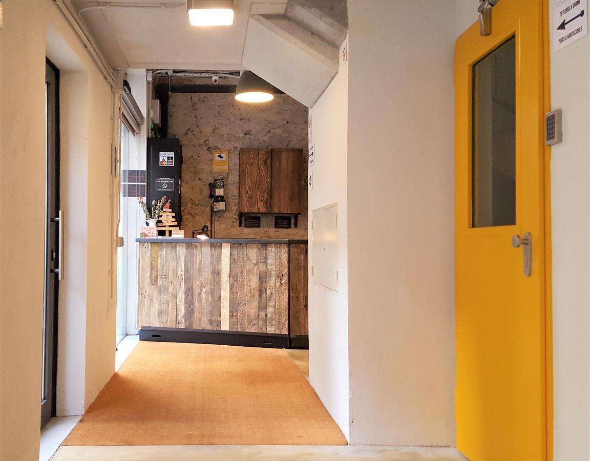 Ten To Go Hostel Barcelona Bagian luar foto