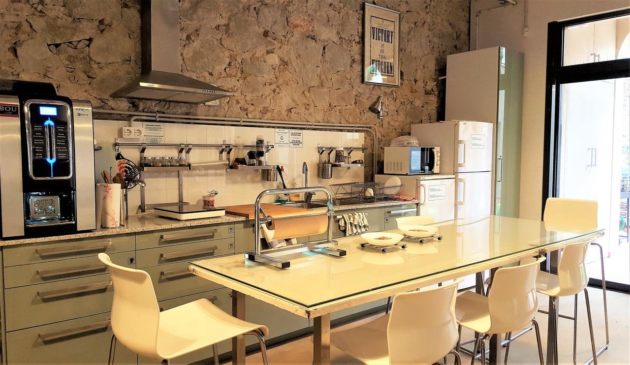 Ten To Go Hostel Barcelona Bagian luar foto