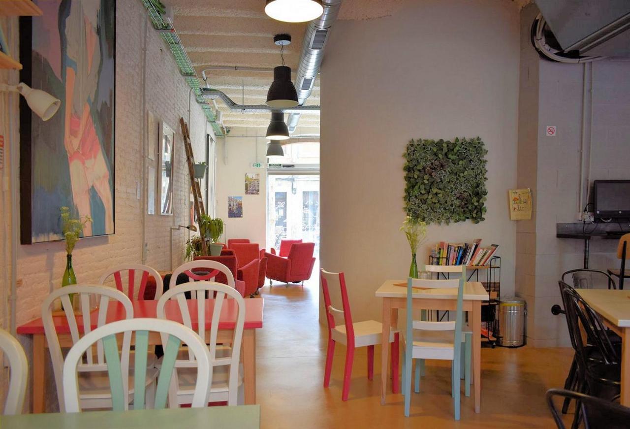 Ten To Go Hostel Barcelona Bagian luar foto
