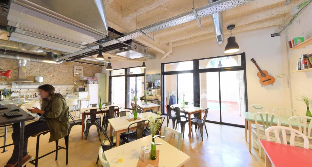 Ten To Go Hostel Barcelona Bagian luar foto