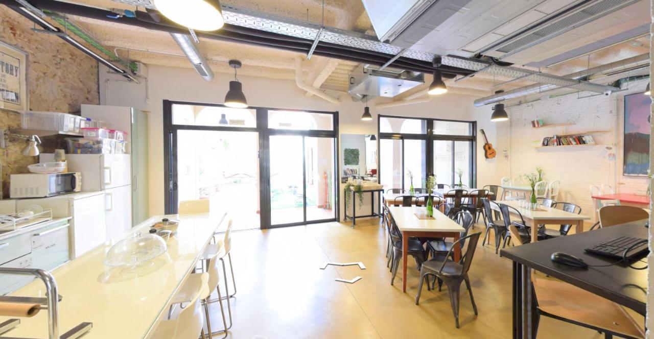 Ten To Go Hostel Barcelona Bagian luar foto
