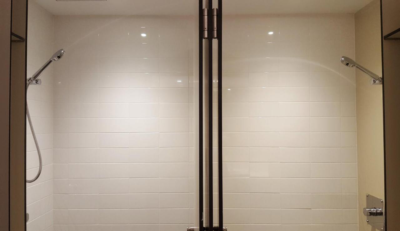 Ten To Go Hostel Barcelona Bagian luar foto
